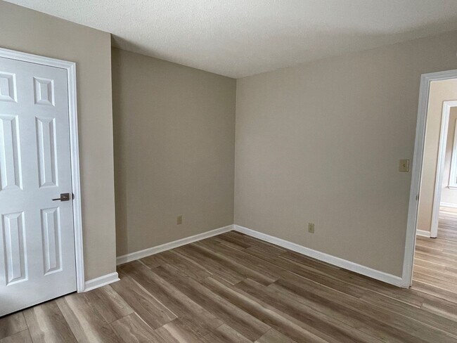 Building Photo - 10 Creekstone Ct