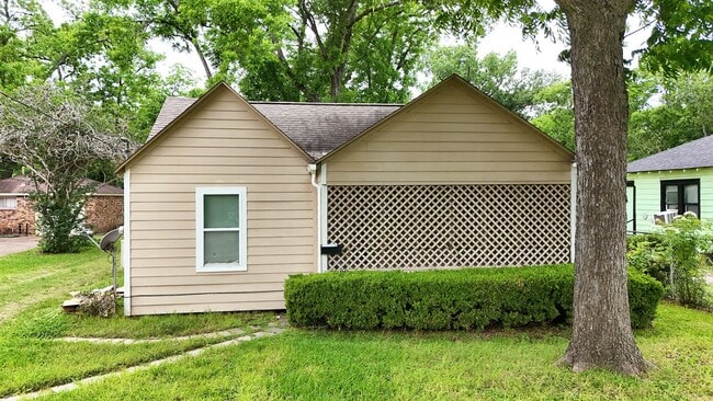 Building Photo - 3909 Lavender St