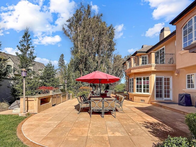 Building Photo - 1526 Hillview Dr