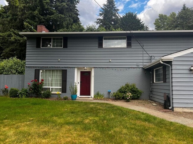 Building Photo - Well-Equipped 4 Bed 2.5 Bath Bellevue Home...