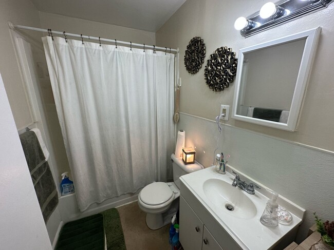 Building Photo - 2nd Flr 2 Bed 1 Bath Apt w/ Hardwood And T...