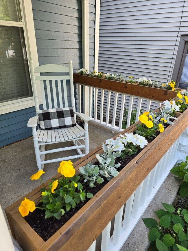 Building Photo - Updated HISTORICAL Downtown Home w/fenced ...