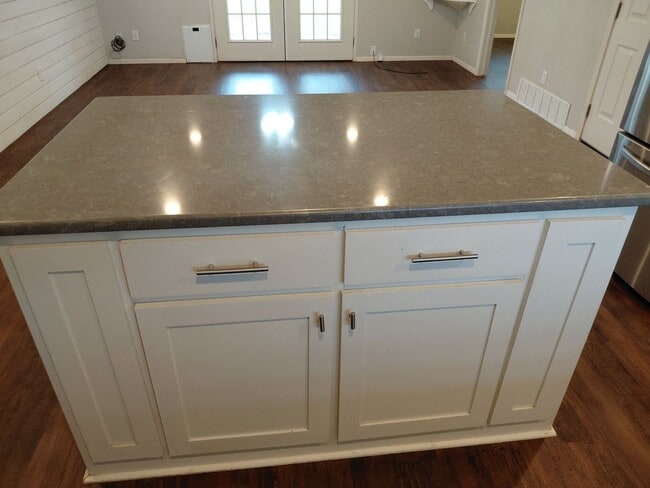 Building Photo - Adorable 3/2 with Garage Parking + Large backyard and gazebo!!