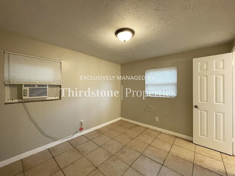 Building Photo - 2912 W 15th St