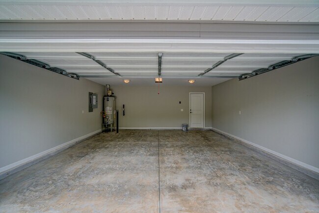 Building Photo - Lovely 3 BR, 2 BA Ranch Home, 2 Car Garage...