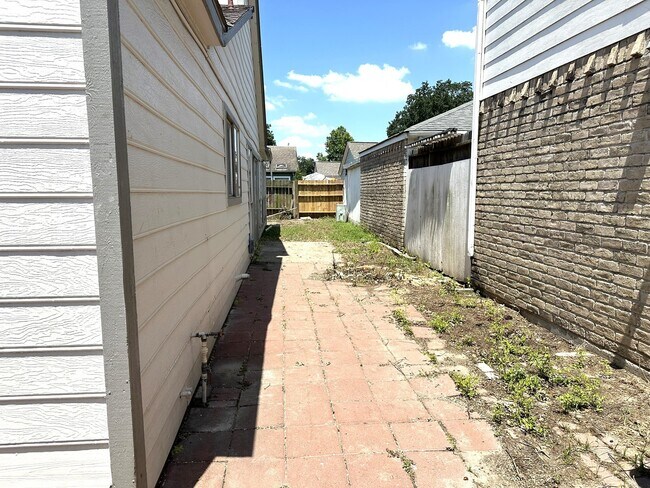Building Photo - 4234 Willow Beach Dr