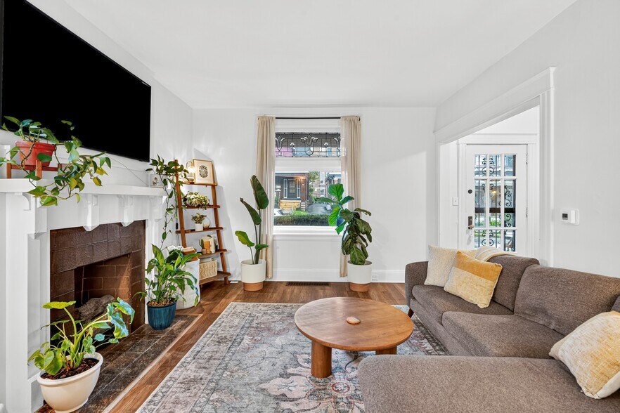 Building Photo - 1628 De Sales Ln