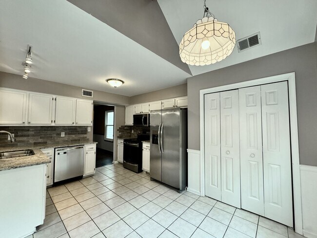 Building Photo - Ready NOW! A 4/2.5 in Glenwood! A Pet Frie...