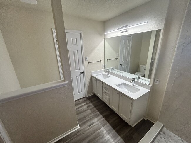 Building Photo - 5106 Glennwood Dr