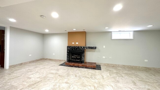 Building Photo - 4833 N Ozark Ave