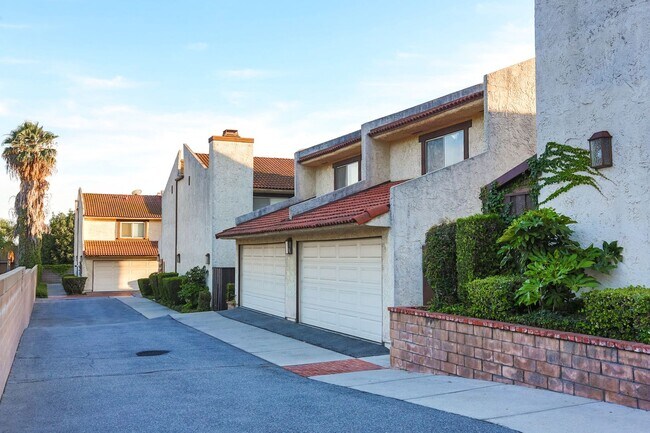 Building Photo - >>>>> TWO BEDROOM 1.5 BATHS TOWN-HOME STYL...
