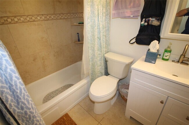 Building Photo - 2860 NE 14th St