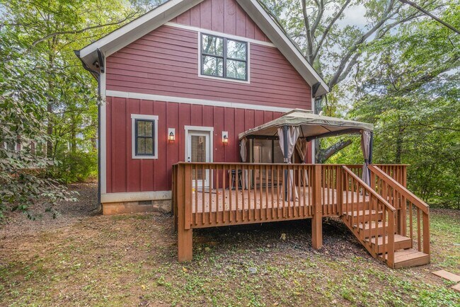 Building Photo - Beautiful Home with a Backyard Deck in Bid...