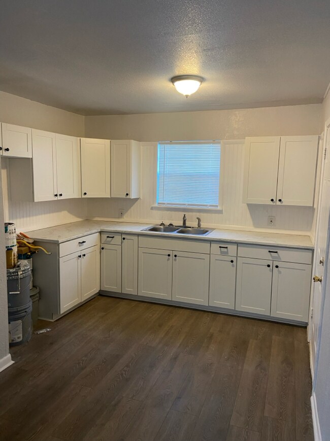 Building Photo - Available Now - Cute 3 Bedroom/1 Bath by Chamberlain Park
