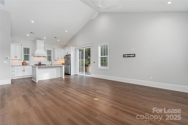 Building Photo - 805 Naples Dr