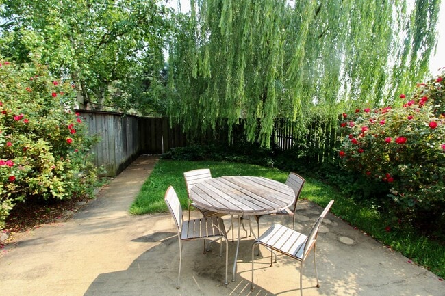 Building Photo - 907 Meadowlark Dr