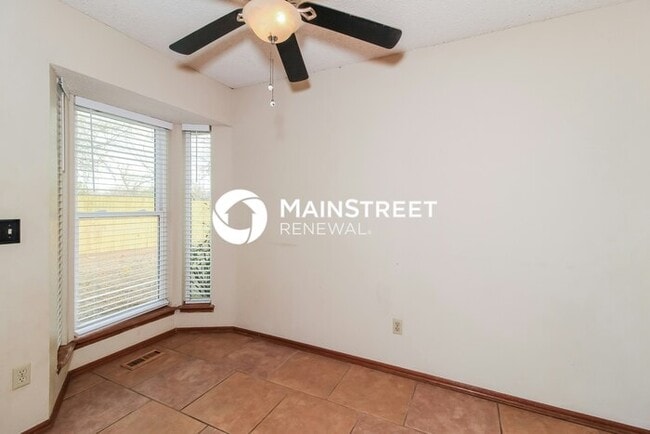 Building Photo - 3 Bedroom Pet-Friendly Home in MOORE, OK with Main Street Renewal