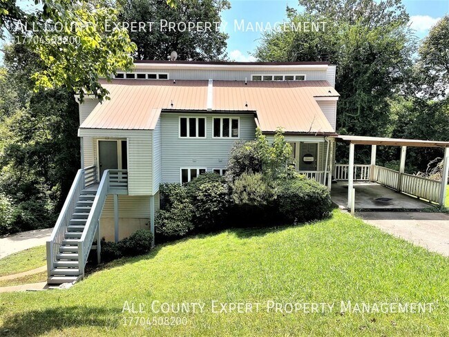 Building Photo - Near Lake Lanier - Great 2 bedroom duplex