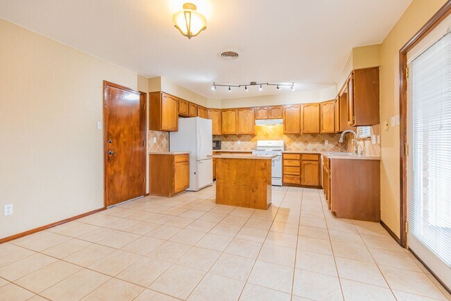 Building Photo - Beautiful Home Near Foothills Park With Gr...