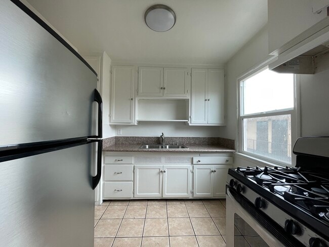 Building Photo - 1885 Chestnut Avenue