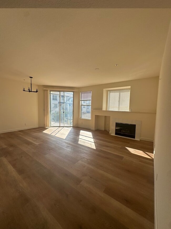 Building Photo - Gorgeous 2 Bd 2 Ba Unit in Redwood Shores