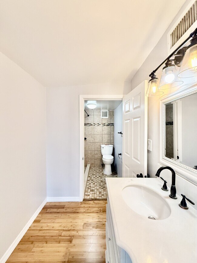 Building Photo - 713 Smith St