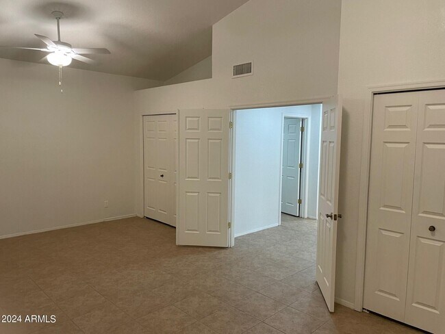Building Photo - 839 E Meadow Ln
