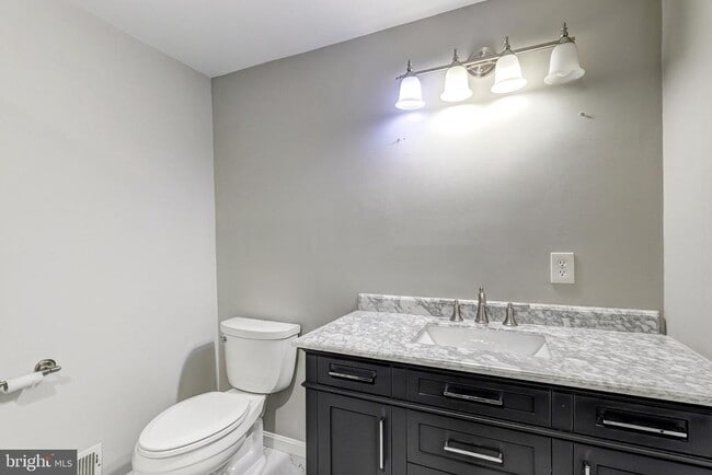 Building Photo - 41 Battersea Bridge Ct