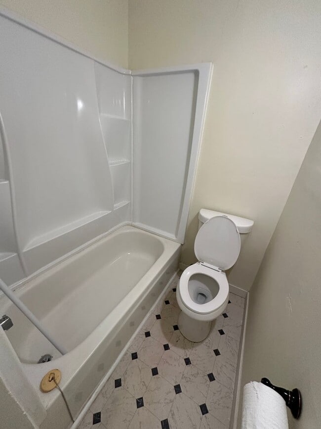 Building Photo - 3 Bed Room 1.5 Bath