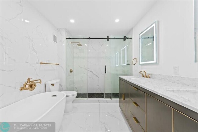 Building Photo - 877 NE 195th St