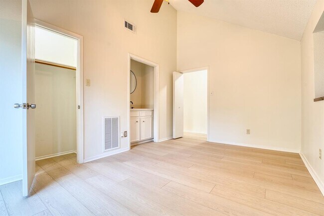 Building Photo - 5860 Sampley Way