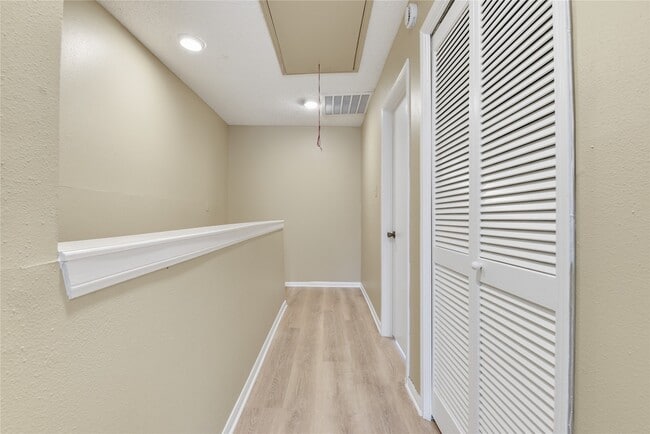 Building Photo - 7700 Creekbend Dr