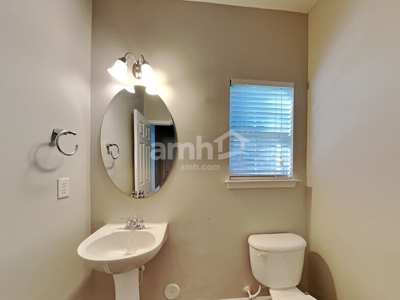 Building Photo - 111 Hawleyville Ln