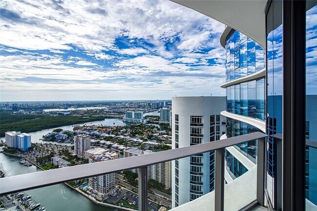 Building Photo - 15701 Collins Ave