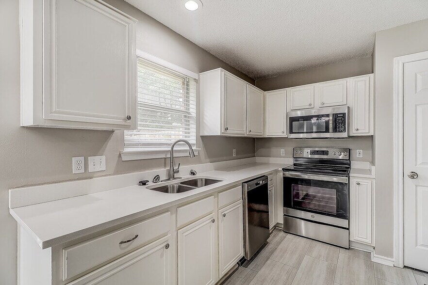 Building Photo - 1402 Stiles Ct