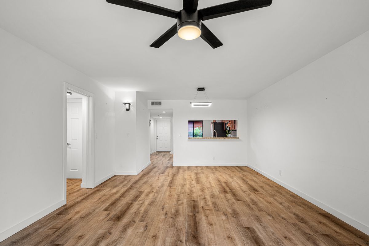 Building Photo - 2202 S Cypress Bend Dr