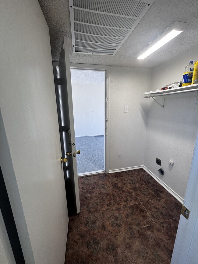Building Photo - 1613 Bobby Lee Dr