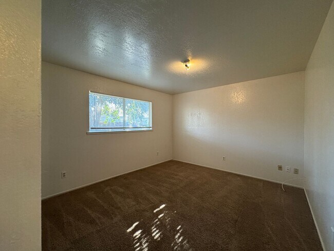 Building Photo - Four Bed, Two Bath Home In North Stockton