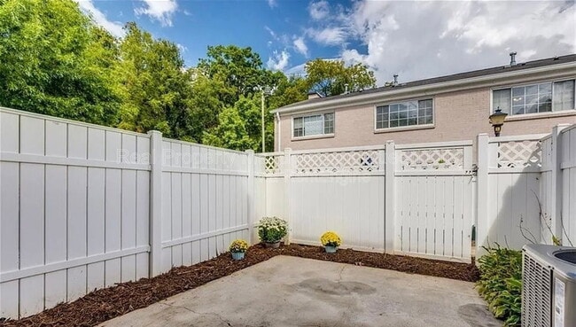 Building Photo - 1224 Green Oaks Ln