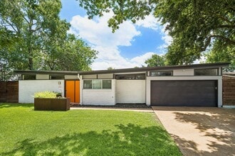 Building Photo - 9769 Oak Point Dr