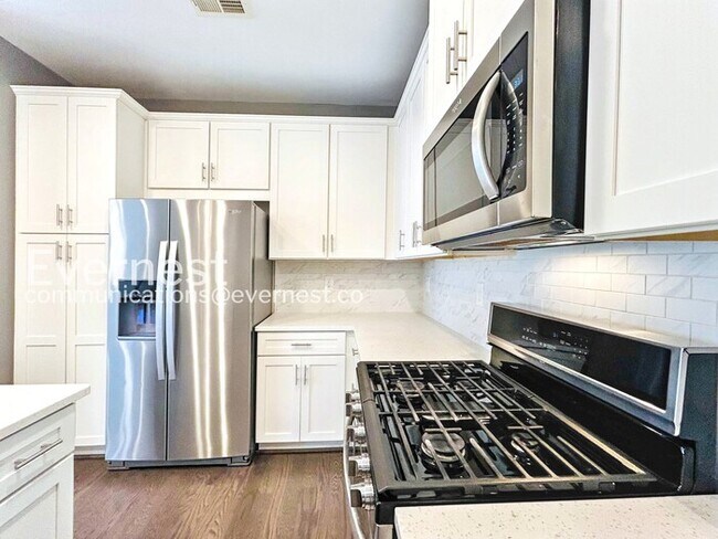 Building Photo - Spacious 3 Bed, 2.5 Bath Town Home with Attached Garage | Pet Friendly
