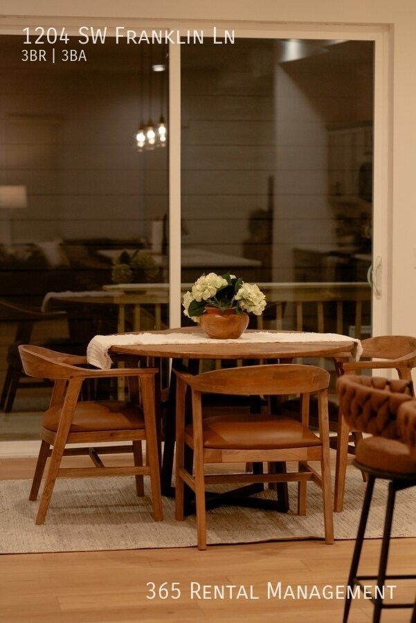 Building Photo - 1204 SW Franklin Dr