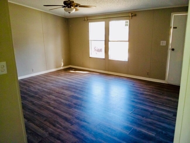 Building Photo - 3 Bed 2 Bathroom Single Family