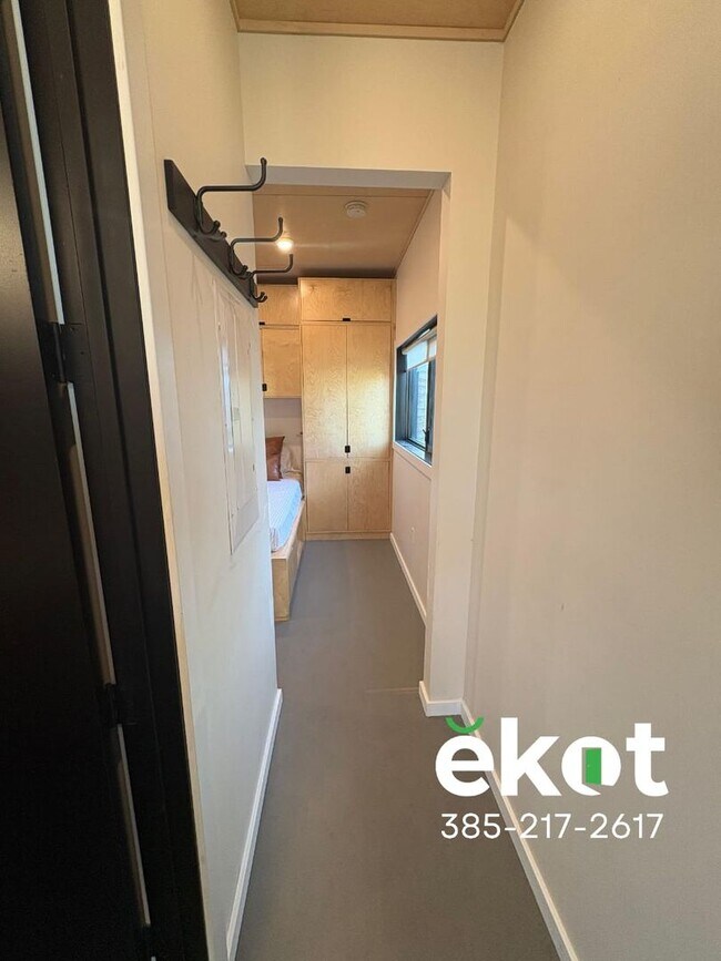 Building Photo - Stowell-SLC-Emery Manor