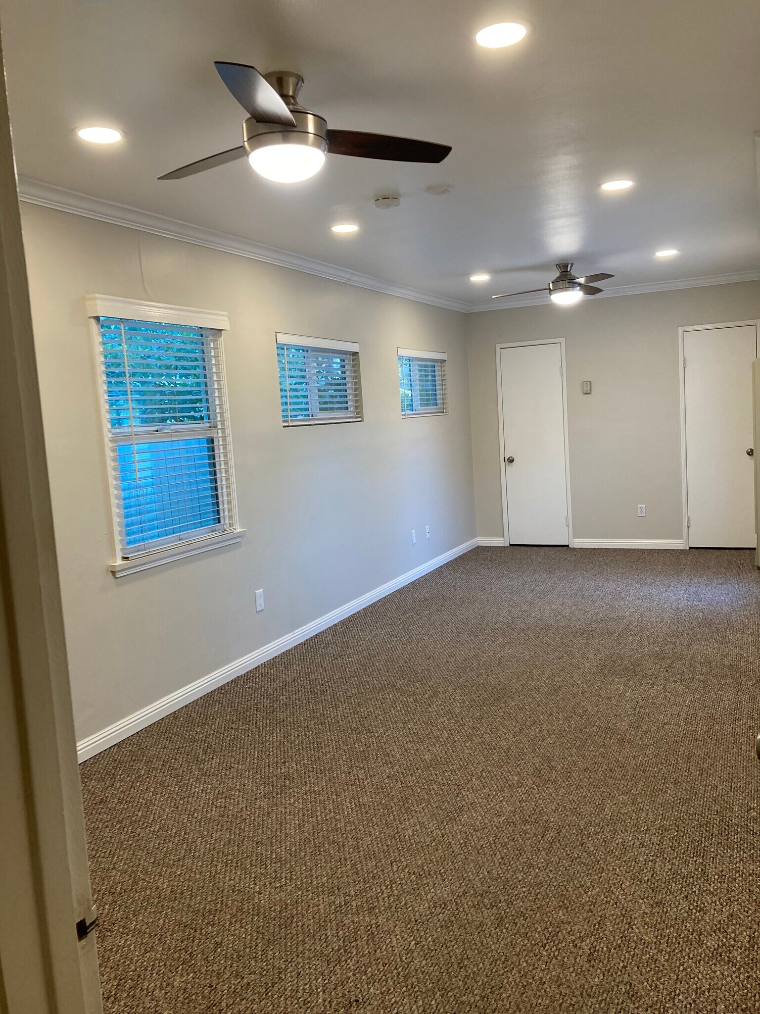 Large primary bedroom - 4227 Edgewood Plz