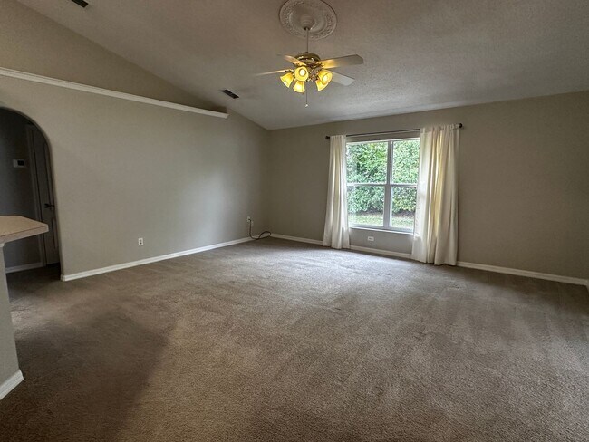 Building Photo - Coming Available Soon - 3/2 Split Plan Home in Eustis with Screened Porch!