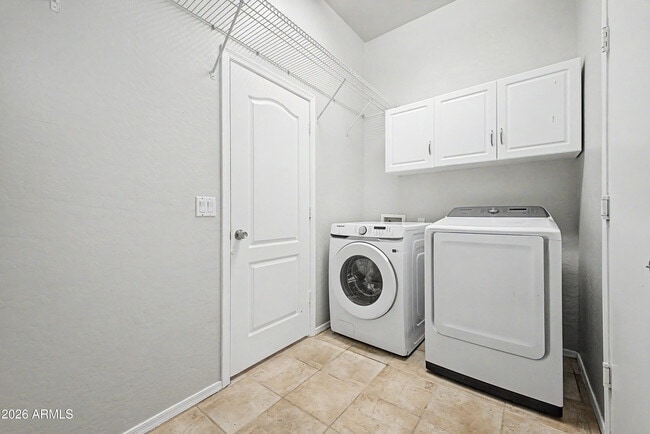 Building Photo - 8634 E Hillview St