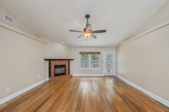 Building Photo - Spacious Home in Navarre!