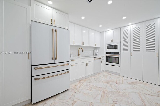 Building Photo - 10155 Collins Ave