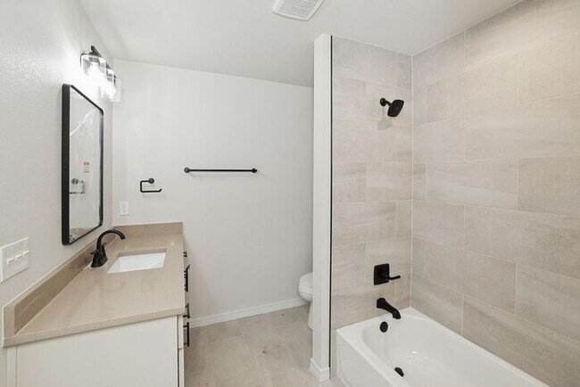 Building Photo - 8904 Oakleaf Ct